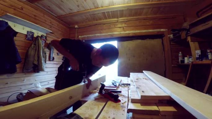 男人用木板工作。木工镜头