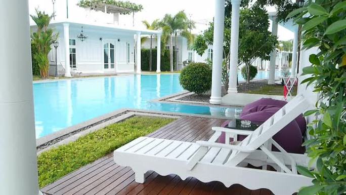 酒店游泳池旁边的放松泳池椅。