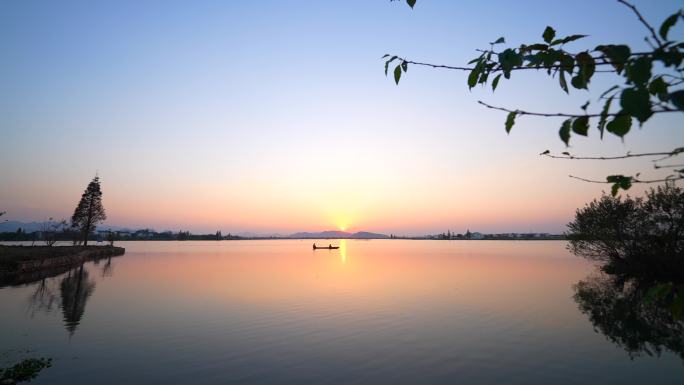 4K夕阳下小船划过河面