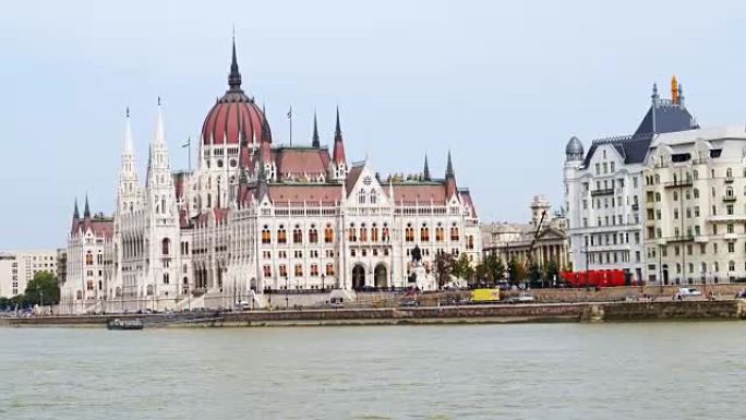 从游船上看布达佩斯害虫河岸和国会大厦