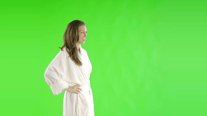 白人妇女绿屏削减浴袍美容健康