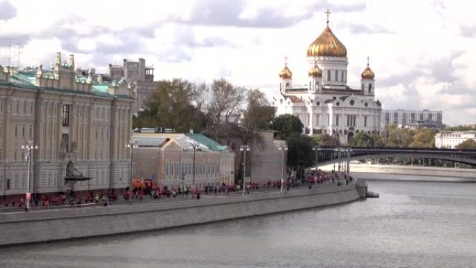 多名马拉松运动员和俄罗斯地标莫斯科救世主基督大教堂。全高清镜头