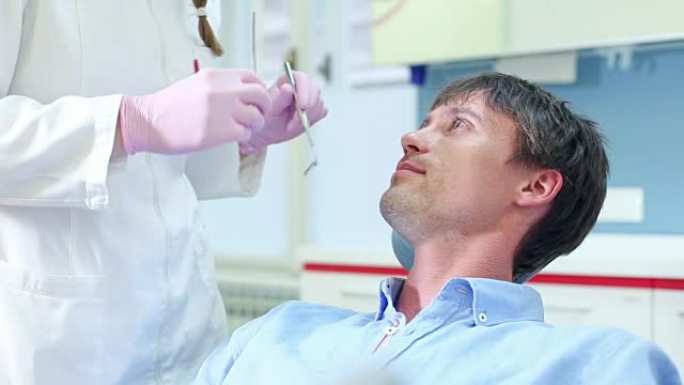 牙齿酸痛检查的男性患者的特写