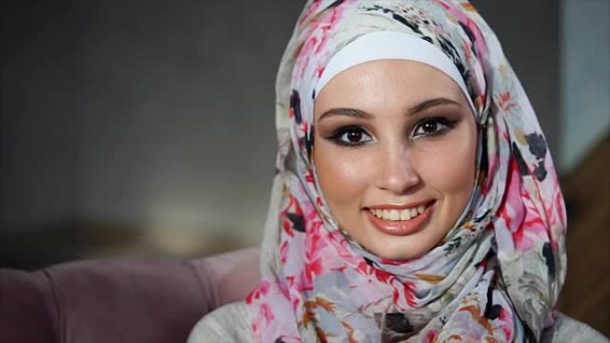 一个快乐的年轻中东妇女在家里的肖像