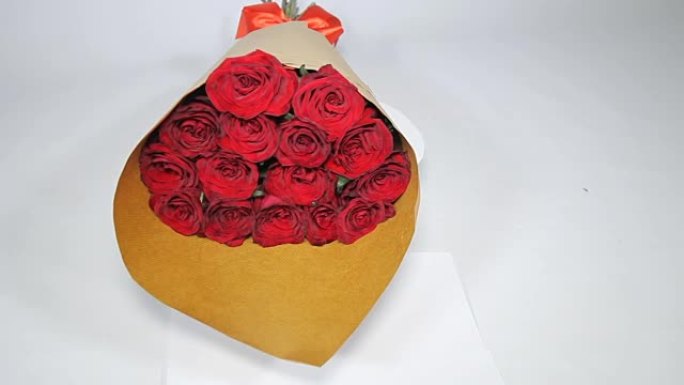 纸质包装中的红玫瑰花束