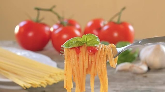 吃意大利意大利面条配番茄酱