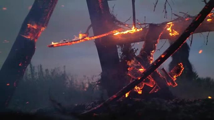 木制结构在夜间燃烧火花