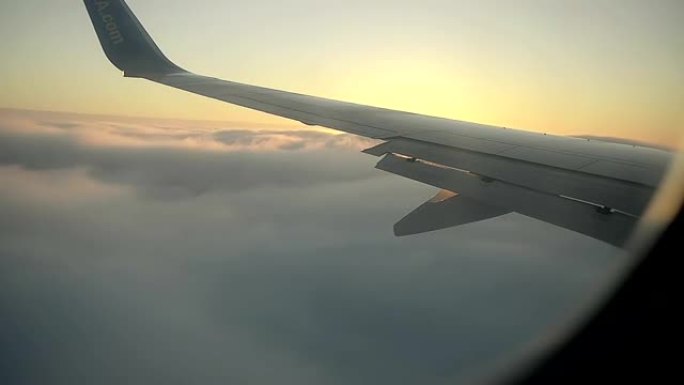 飞机减少并从窗户看到Cunrise进入云层