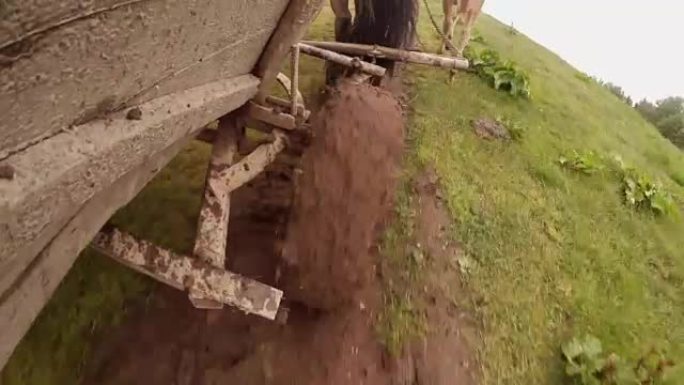 古代马车车轮骑在一条非常泥泞的道路上特写