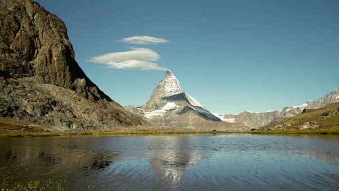 Riffelsee湖中瑞士象征的马特洪峰山的倒影，上面乌云密布，寒风吹着水，欧洲瑞士采尔马特·沃利斯