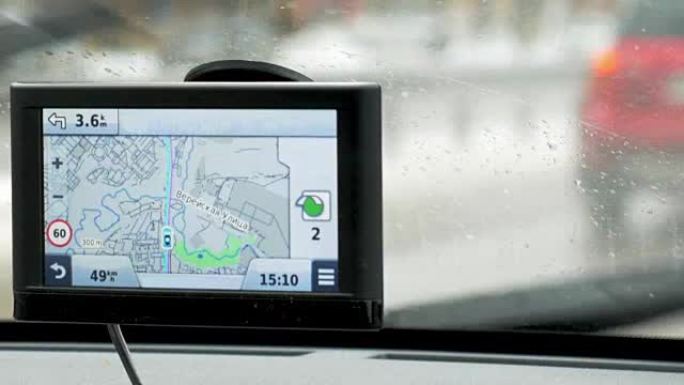 驾驶员遵循GPS设备上的路线
