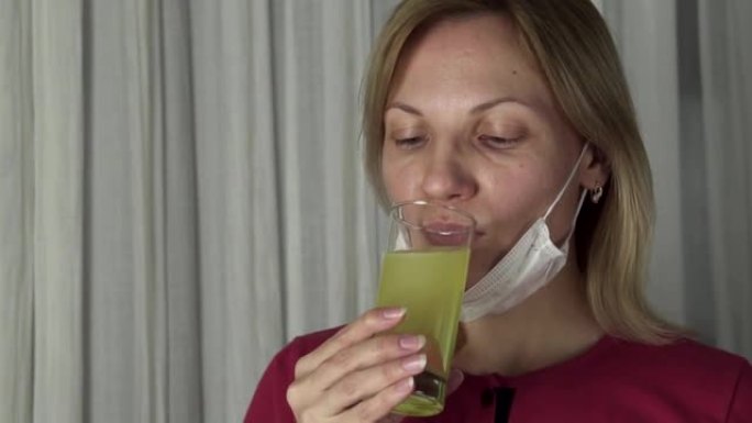 女人喝泡腾丸解热丸溶解在一杯水中。医疗保健慢动作素材视频