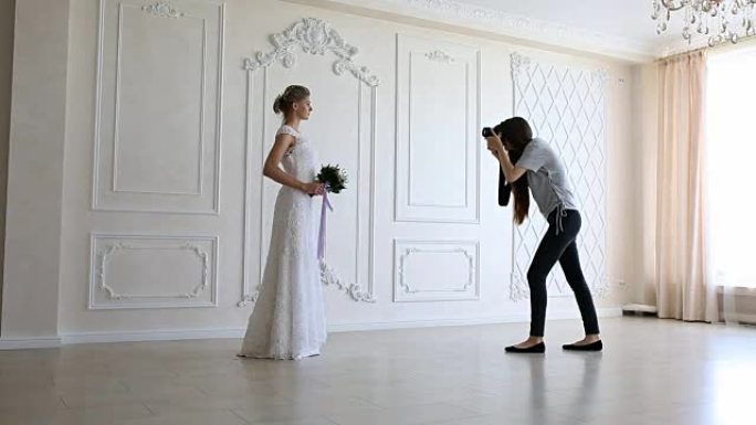 摄影师为年轻性感的新娘拍照