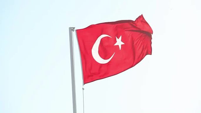 土耳其国旗在蓝天中挥舞，土耳其国旗在风中