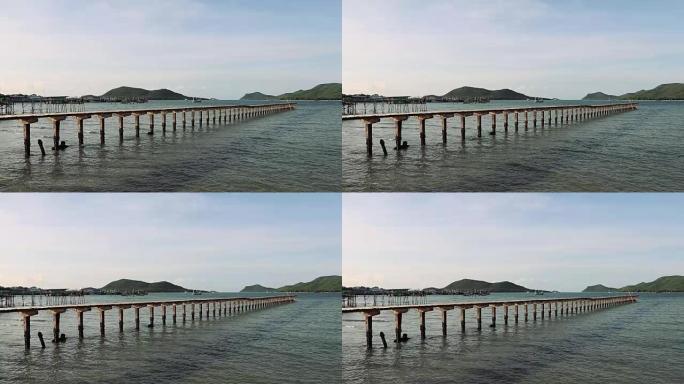 海滨气氛在早晨的岸边与木桥延伸到大海。