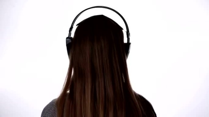 年轻女子戴着耳机放松音乐