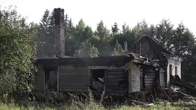 火灾后的木制农舍
