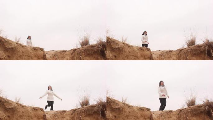 女人女孩跳跃自然在秋天自然沙