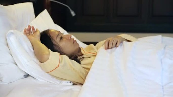 视频担心亚洲妇女在床上，失眠和对生活的思考