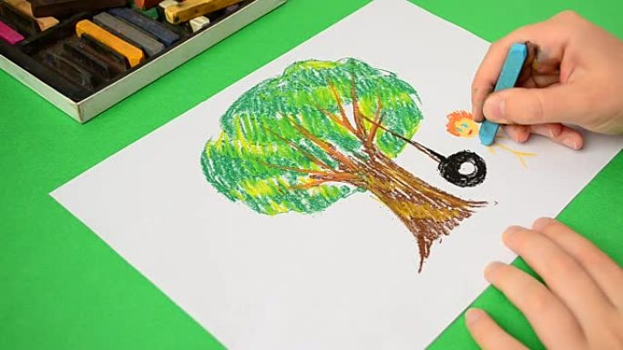 孩子们在纸上画画。画一棵树。