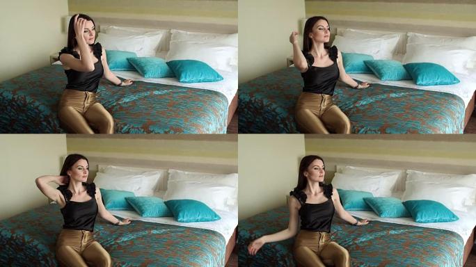 穿着性感衣服的女孩坐在酒店的床上。