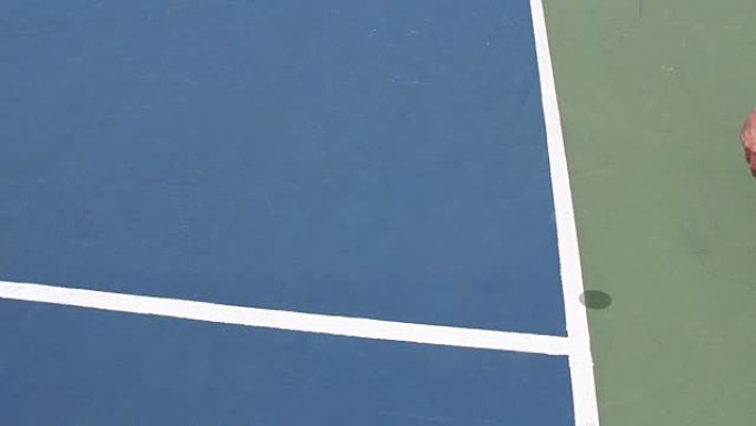 法官在蓝色硬网球表面上看标记