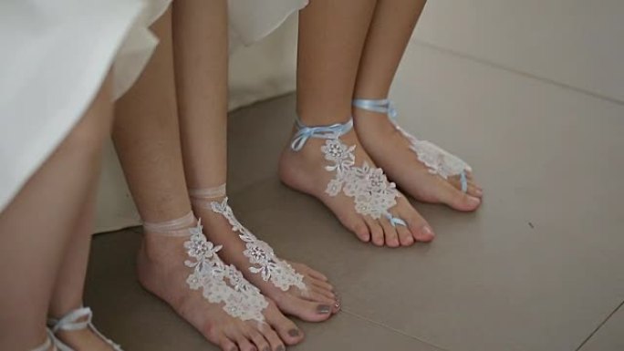 沙滩婚礼新娘漂亮的赤脚凉鞋。