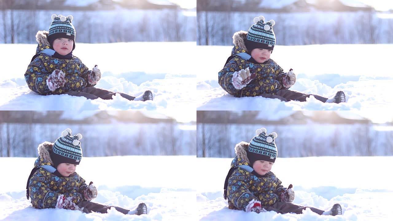 戴着冬帽的小男孩在雪地里玩耍