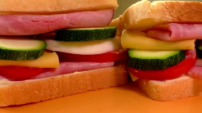 三明治配火腿、奶酪、蛋黄酱、番茄、萝卜、西葫芦