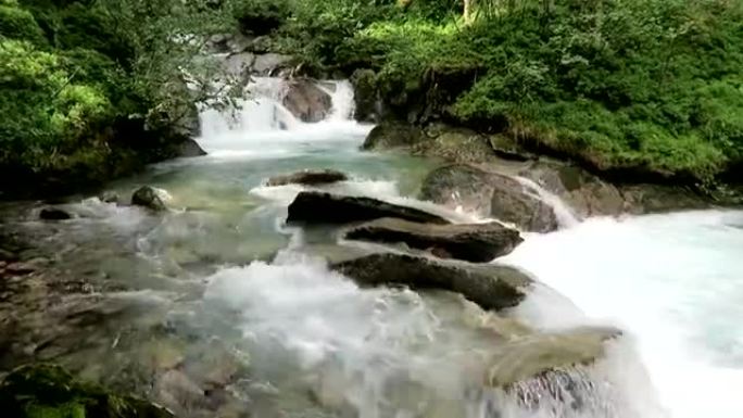 Gerlos溪流流经蒂罗尔/奥地利的野生Gerlostal山谷。齐勒塔尔，