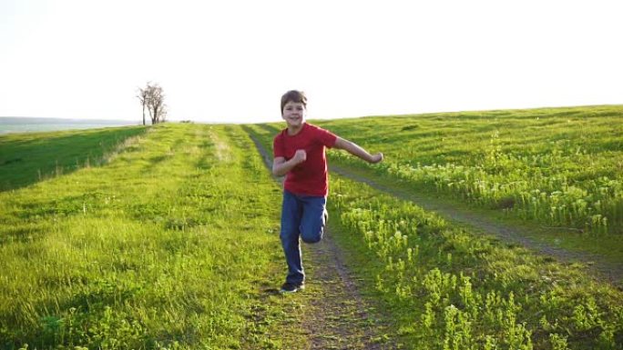 在绿草场的乡村公路上奔跑的快乐男孩