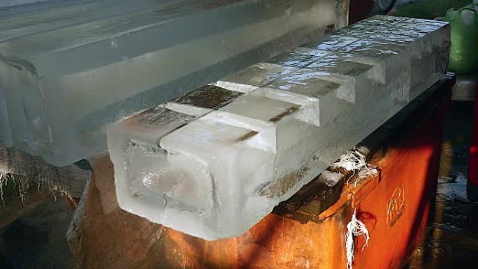 预先切割的冰块要保存在冰柜中