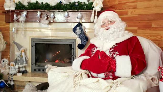 圣诞老人欢迎孩子们拜访他，热情好客的圣诞老人，准备工作的圣尼古拉，特写肖像