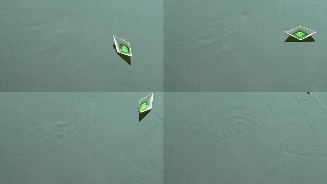 一艘漂浮在河上的纸船。