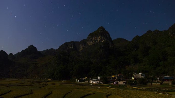 晚上在山边的村庄。星星延时。