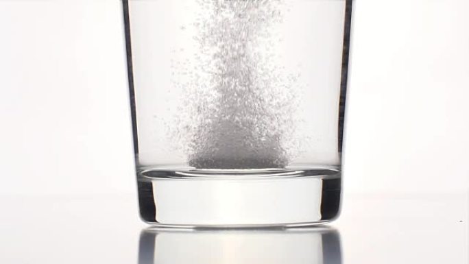 泡腾片落在玻璃杯的底部