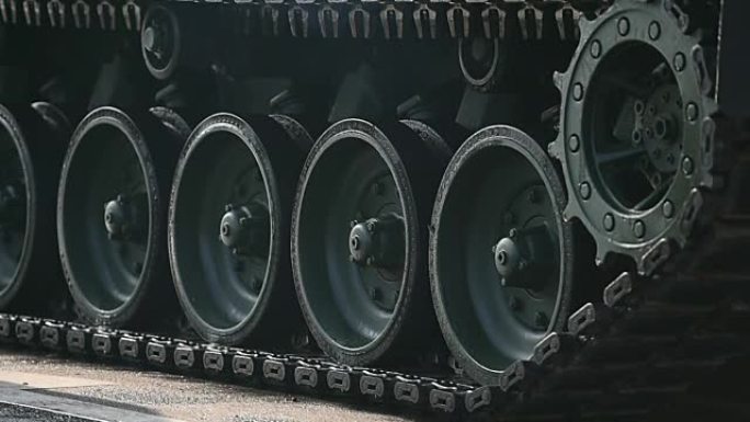 阅兵期间的坦克履带和车轮