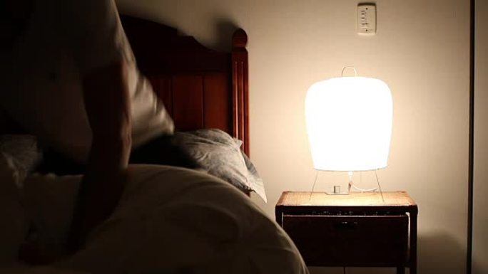 人躺在床上，关掉床头柜灯的灯