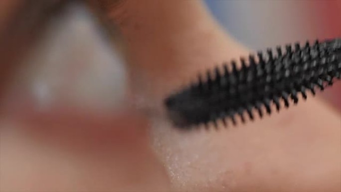 在友好轻松的氛围中户外拍摄时尚照片