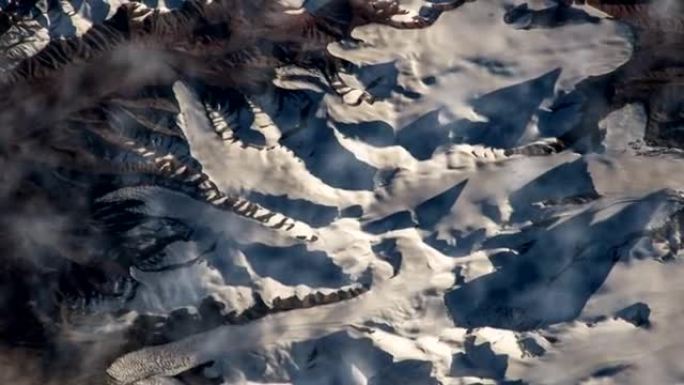 在国际空间站飞越地球。飞越雪山，从太空鸟瞰。