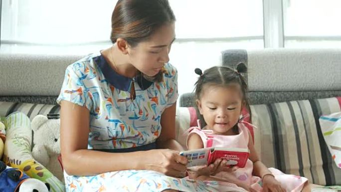 亚洲宝宝和妈妈一起玩耍和看书