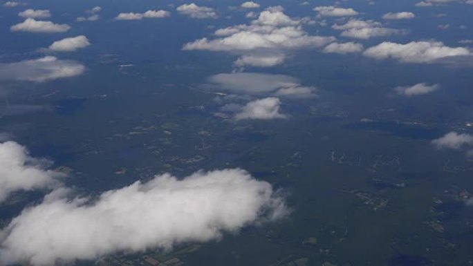 在云层上空乘飞机旅行。通过飞机窗口查看。飞越地中海
