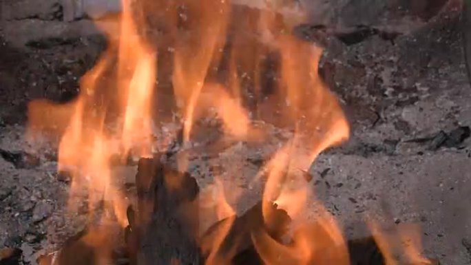 在炉子或壁炉中燃烧木材。剪辑镜头4K，UHD，超高清