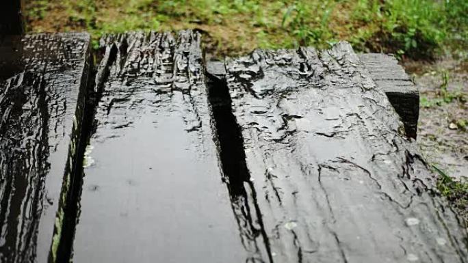 雨季木勺上的4k雨滴