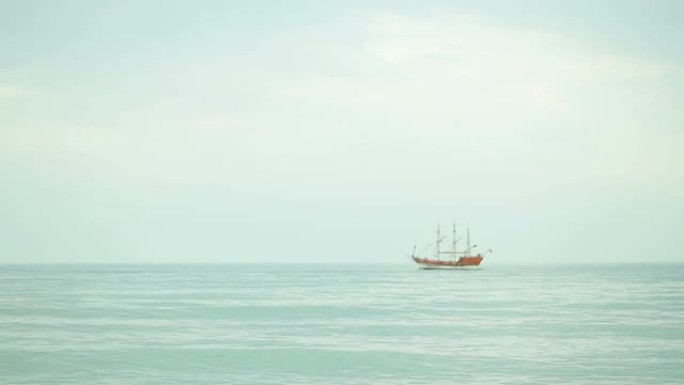 地平线上海上的帆船