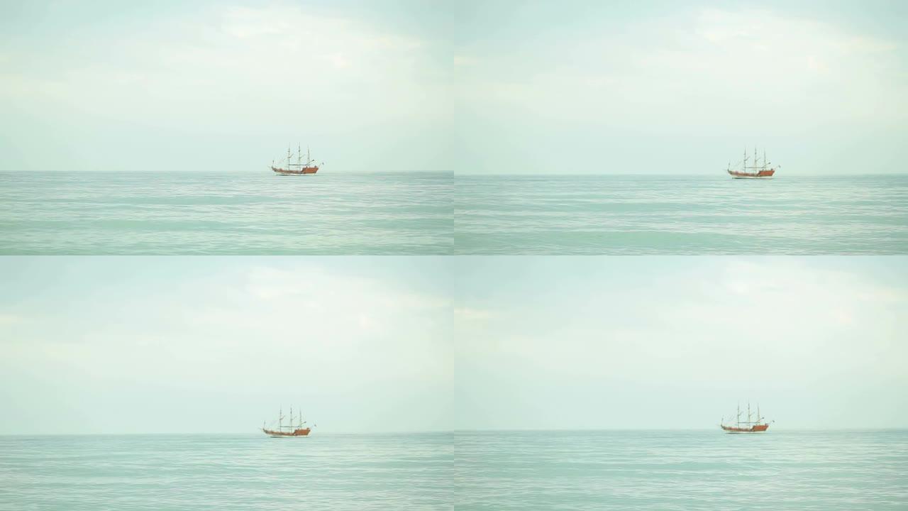 地平线上海上的帆船