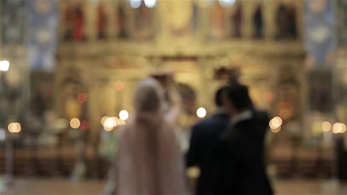 希腊东正教教堂的仪式传统和习俗。Koumbaro伴郎和伴娘在法国尼斯东正教教堂的祭坛前举行由牧师祝福