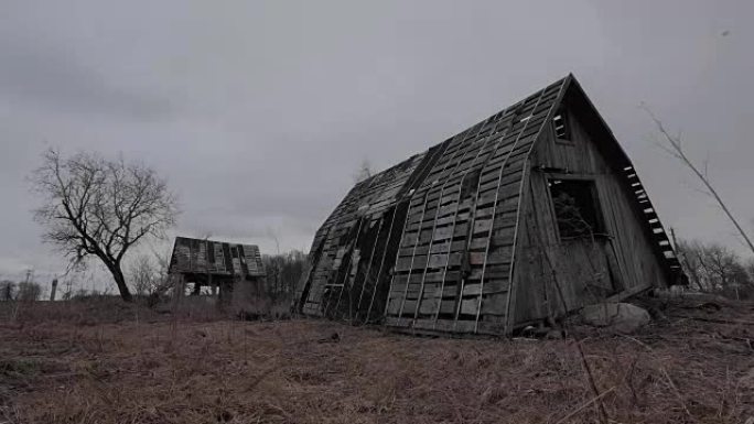 秋天时光倒流的旧废墟废弃木屋