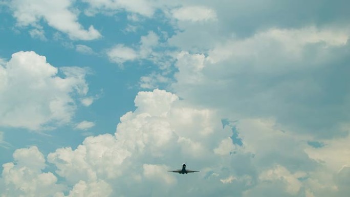 喷气式客机从史诗般的云层从下方进入最终进近