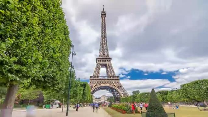 在阳光明媚的夏日里，战神广场和埃菲尔铁塔的时间流逝过度。法国巴黎